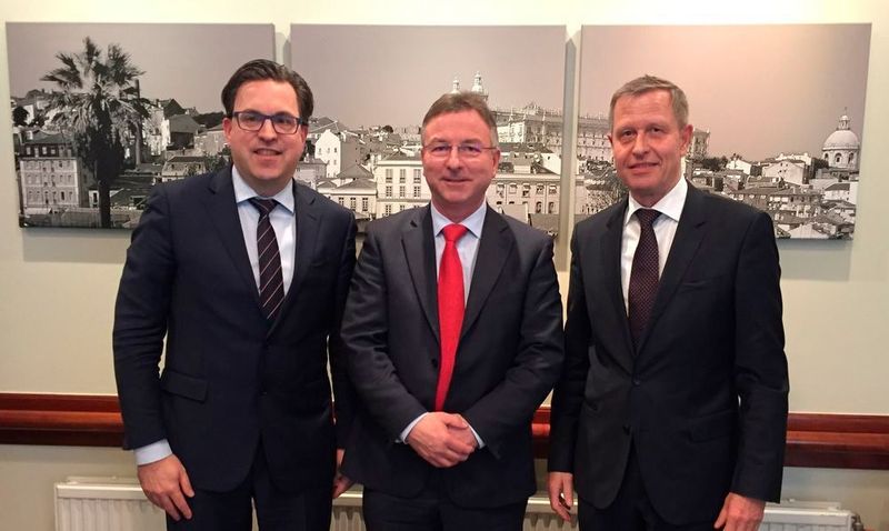 V.l.: Henrik A. Schunk, Geschäftsführender Gesellschafter, Schunk GmbH & Co. KG, Walter Zulauf und Wilfried Eberhardt (CMO, Kuka AG). (EUnited Robotics)