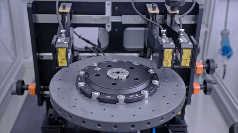 Quality control of a ground ceramic brake disc. (Source: Nagel Technologies)