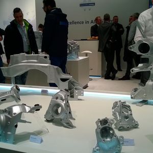 Die Gießerei Martinrea Honsel zeigte mit ausgestellten Antriebs- Fahrwerks- und Karosseriekomponenten ihre Leichtbaukompetenz in Aluminiumguss und -bearbeitung.