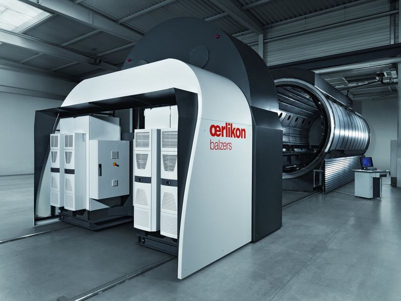 Mit den Abmessungen von 10x3 Metern und einer Kapazität von 40 Tonnen kann die PPDTM Technologie selbst die größten Presswerkzeuge für die Automobilindustrie beschichten. (Bild: Oerlikon Balzers)