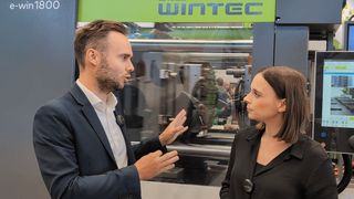 Christoph Schützeneder, Head of Product Management All-electric Machines bei Engel (links) im Gespräch mit PlastXnow-Redakteurin Melanie Ehrhardt. (Bild: PXN)