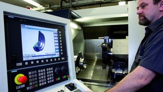 Die Werkstattsoftware zeigt dem Kottmaier-Mitarbeiter das Werkstück und den Arbeitsablauf auf dem Monitor. Bild: Geyer (Archiv: Vogel Business Media)