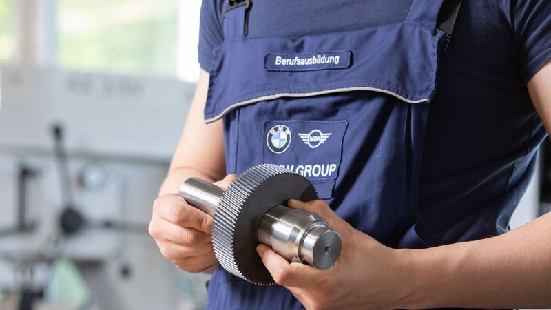 Das BMW-Werk Regensburg gibt am Berufsinformationstag Informationen zu Ausbildungsberufen und dualen Studiengängen.(Bild:  BMW)