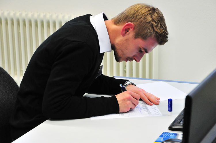 Alexander Struppek aus Baden-Württemberg beim schriftlichen Test zum Thema Finanzdienstleistungen. (Foto: Schmidt)