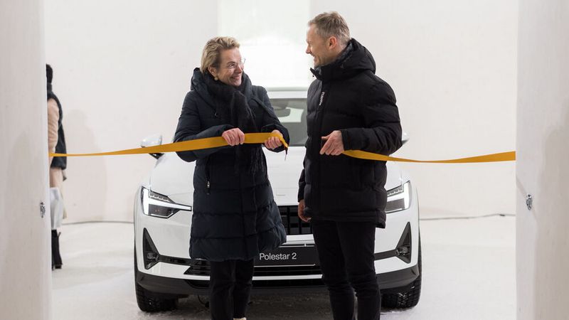 Das Polestar-typische goldfarbene Band durchschnitten symbolisch die Rovaniemi-Bürgermeisterin Ulla-Kirsikka Vainio und der Head of Polestar Finnlad, Tommi Luopajärvi. (Bild: Polestar)