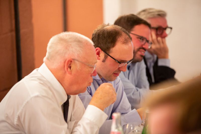 Bei den Förderprozessforen durfte auch der Austausch und natürlich die gemeinsame Entspannung am Abend nicht fehlen. Auf der Festung Marienberg konnten die Teilnehmerinnen und Teilnehmer zusammen essen und den informativen Kongresstag ausklingen lassen. (BKfotografik / PROCESS)