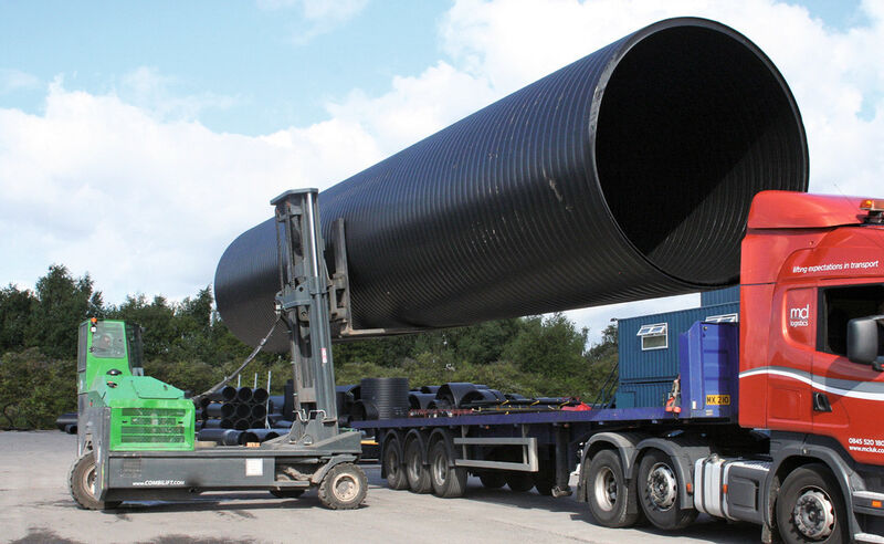 Ein Combilift C1400 mit 14 t Tragfähigkeit transportiert bei der Asset International problemlos Rohre mit einer Länge bis 25 m. (Bild: Combilift)