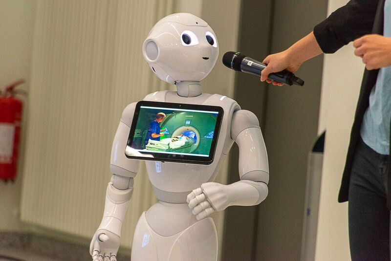 ... zeigten, wie der humanoide Roboter „Pepper“ in der Patientenaufklärung eingesetzt werden kann. (KH-IT e.V.)