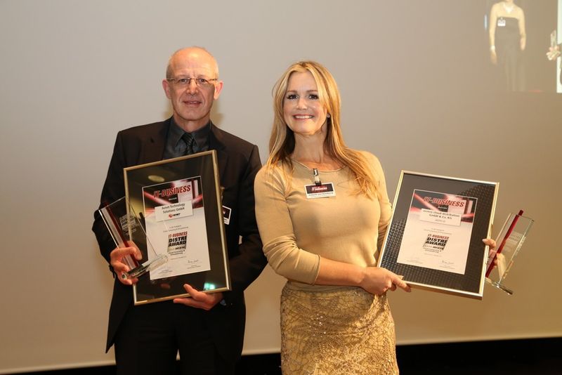 Über den Distri-Award bei Cloud Computing & Virtualisierung freuten sich Isabelle von Künßberg, acmeo (Platin), und Thomas Kleinkuhnen, Avnet (Gold). (Nina Solansky)