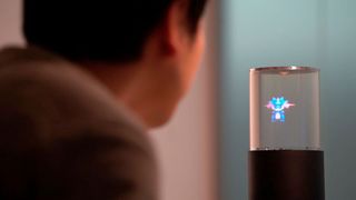 Prototyp des Sony 360-Grad-Zylinder-Displays mit der Spezialfolie Bayfol HX von Covestro. Betrachter können um das Display herumgehen und das holografisch hervorgerufene Bild aus allen Winkeln anschauen. (Bild: Sony)