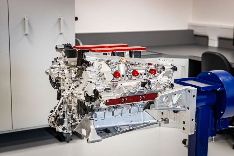 Dabei werden in einem großen, neu zusammengestellten Team hunderte von Konstruktionsiterationen gleichzeitig entwickelt – im Einsatz sind unter anderem NX und Teamcenter von Siemens.  (Bild: Red Bull Ford Powertrains)