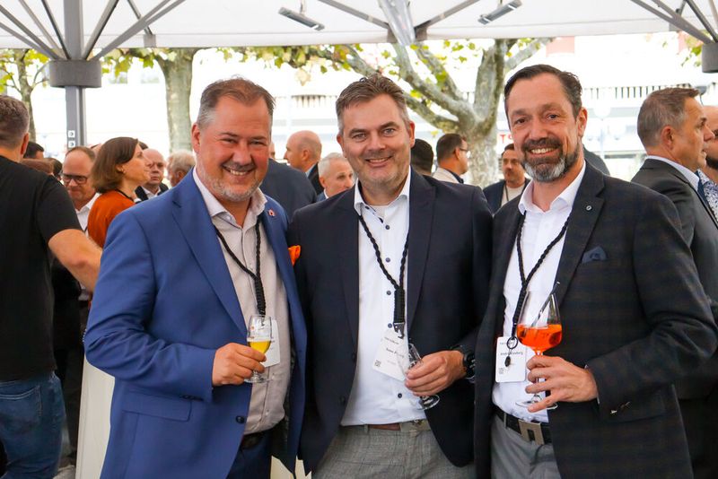 (V. l.) Christian Fuhrmann (Everpure), Sven Heisig (NetApp) und André Kleeberg (NetApp) feiern den erfolgreichen Abschluss des offiziellen Teils.   (Bild: TIM)