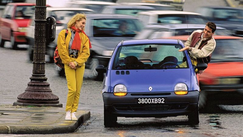Im Oktober 1992 stellte Renault den Twingo vor, der mit ungewöhnlichem Design und Innenraumkonzept ohne nennenswerte Änderungen fast 15 Jahre angeboten wurde. Allein hierzulande konnte der Importeur mehr als einen halbe Million Einheiten absetzen. Beliebtes Ausstattungsdetail war seinerzeit das ab Werk lieferbare Faltschiebedach.(Bild:  Renault)