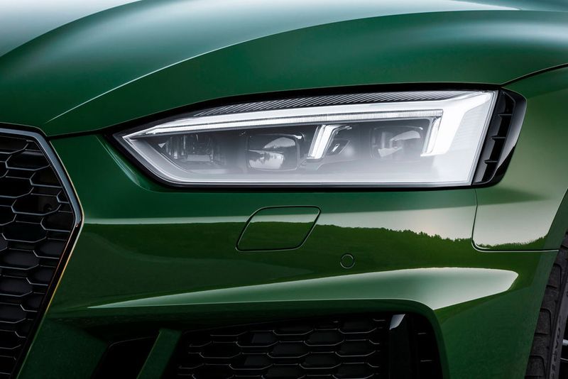 Die Scheinwerfer des RS5 werden von dezenten Luftöffnungen flankiert. (Audi)