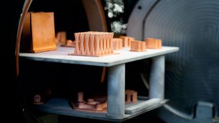 Markforged bringt reines Kupfer in der Additiven Fertigung mit Filament. Hier kommen die Bauteile aus dem Sinterofen. (© Markforged)