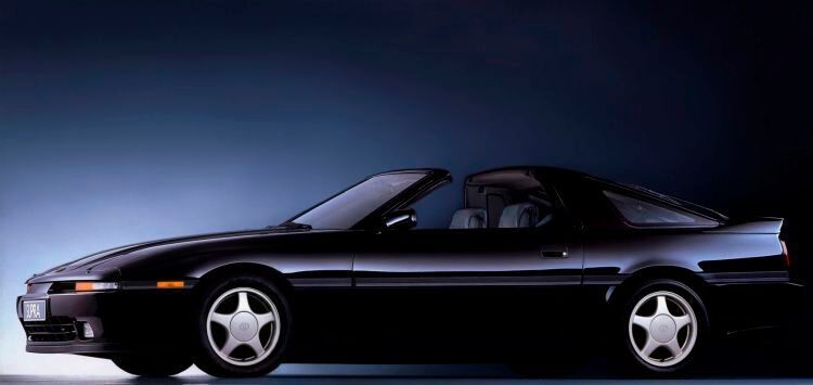 Dritte Generation: Die von 1986 bis 1992 gebaute dritte Variante war zugleich die erste, die nicht mehr mit dem Namenszusatz Celica vermarktet wurde. Die endgültige Trennung der beiden Modellreihen wurde durch das Antriebskonzept (die Celica wurde ab 1986 mit Frontantrieb verkauft, der Supra blieb beim Hinterradantrieb). Neben Saugversionen gab es vom 6-Zylinder auch Turboversionen. Dieser war hierzulande bis zu 238 PS stark. (Toyota)