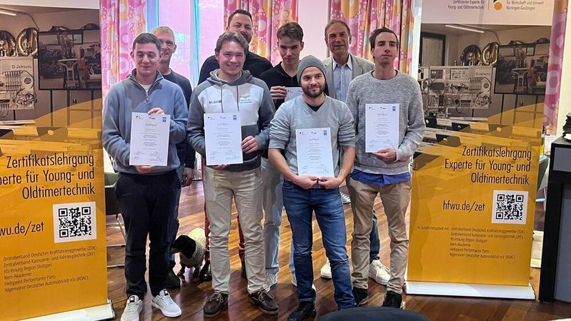Ende November erhielten die ersten Absolventen des „Zertifikatslehrgang für Young- und Oldtimertechnik“ ihre Urkunden.(Bild:  Bopp/Kern)