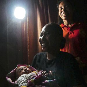 Bild 2: Solarlicht unterstützt sichere Geburten in einem indonesischen Krankenhaus 