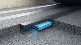 Robuste Sensoren: Der knappe Parkraum in Innenstädten soll mit Hilfe der Sensorstreifen besser ausgelastet werden. Die energieautarken Sensoren kommen 25 Jahre ohne Wartung aus. (Bild: ParkHere)