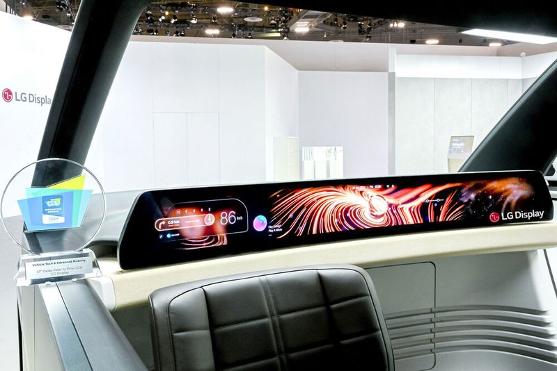LG zeigt auf der CES 2024 erstmals seine ultragroßen Displays für Fahrzeuge. Der Bildschirm ist 1,4 Meter breit und soll der nächste Schritt für das Software Defined Vehicle sein. Angezeigt werden sollen etwa Informationen für den Fahrer oder die Kontrolle über die Klimaanlage. (Bild: LG Display)