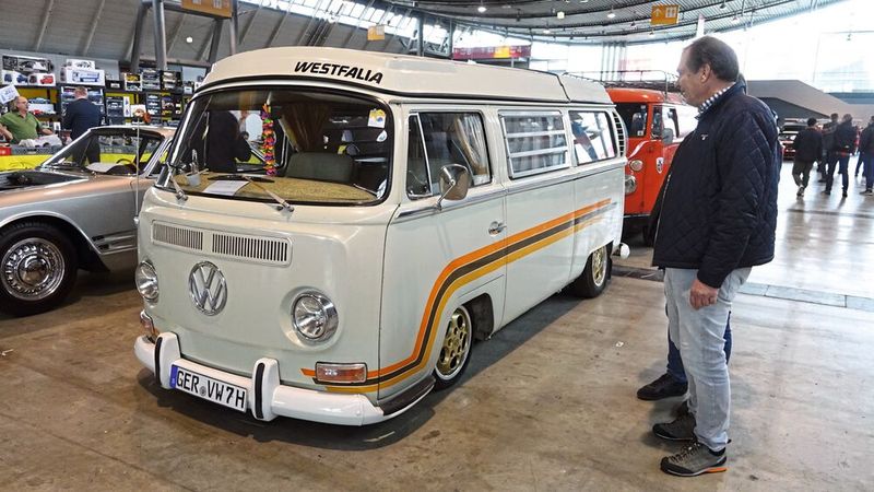 Da fragt sich nicht nur der Laie, wie die Porsche-Felgen, die gekürzte Vorderachse und die massive Tieferlegung mit der H-Zulassung einhergehen. (Bild: Dominsky –  »kfz-betrieb«)