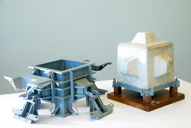 Der Cubipod hat auf jeder seiner Oberflächen vorspringende Teile, die verhindern, dass die einzelnen Blöcke sich mit der Zeit verschieben und ihre Oberflächen sich aneinander ansetzen, und so bleibt die Konstruktion zum Brechen der Wellen intakt. Auch die neu entwickelte Herstellungsmethode ist wirtschaftlich und günstig.  (EPO/Heinz Troll)