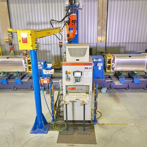 Die Roboteranlage besteht aus zwei Stationen, wo die Aluminium-Tanks parallel vorbereitet und geschweißt werden.
