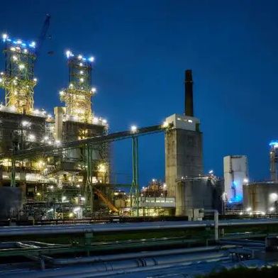 Die Raffinerie Gelsenkirchen produziert vor allem Kraftstoffe für Fahrzeuge und Flugzeuge und verarbeitet dabei pro Jahr rund 12 Millionen Tonnen Rohöl. (Bild: BP)