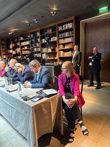 Christine Cordes (Infinigate) passt auf, dass die Zeiten eingehalten werden. (Bild: Vogel IT-Medien)