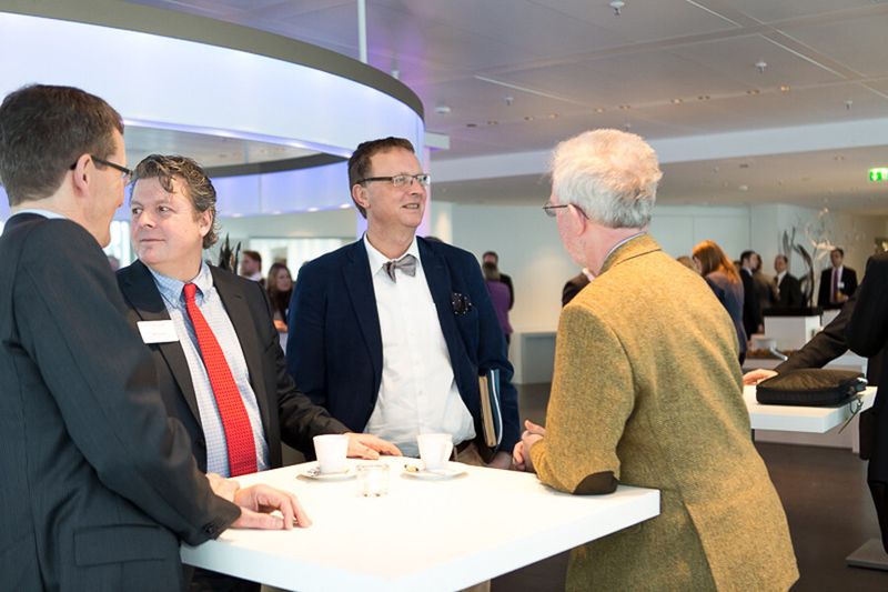 Teilnehmer im Gespräch (Foto: Microsoft Deutschland GmbH)