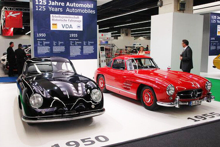 ZDK-Sonderschau auf der IAA 2011: Porsche 956 Coupé von 1950 (li.) und Mercedes SL von 1955. (Foto: ZSK)