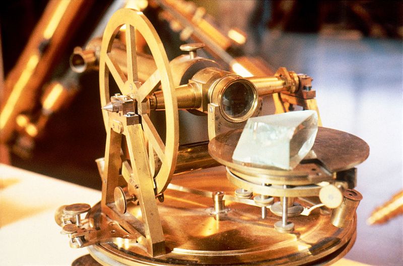Ein Prismenspektralapparat aus Fraunhofers Werkstatt für die Zerlegung des einfallendes Lichts. (Bild: Fraunhofer-Gesellschaft)