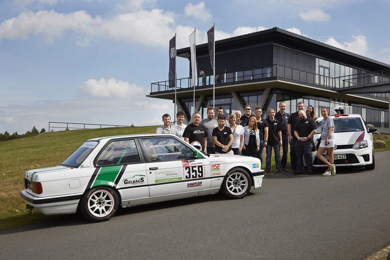 Alle Teilnehmer des Renntags (v. l.): Reiner Gelhaus, Mirko Lasarzewski, Michael Neef, Marcin Wadzinski, Mehmet Kahya, Karl Schulz, Justyna Kolwas, Rudolf Gelhaus, Annika Hemp, Golo Königshoff, Patrick Pawelec, Dominik Kuchlbauer, Uwe Ulbrich, Florian Schneiderbanger, Martin Vahldieck, Laura Kiesebatz, Aysel Nixdorf (Bild: Net at Work)