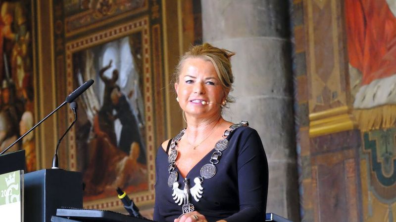 Urte Schwerdtner eröffnete als Oberbürgermeisterin von Goslar die Jubiläumsveranstaltung. (Bild: Zietz – »kfz-betrieb«)