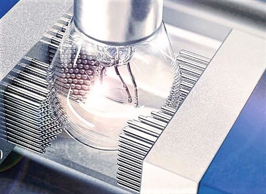 So fixiert ein sogenanntes Formspannsystem sogar nicht gerade einfach zu spannende Werkstücke, weil sie empfindlich sind, oder, wie hier, auch noch eine herausforderne Geometrie haben. Solche Spannsysteme bietet das Unternehmen Matrix an.(Bild:  Matrix)