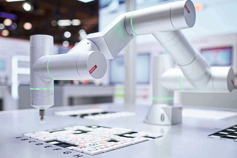 Physical AI in der Praxis: Twincat Coagent übersetzt natürliche Sprache in Maschinenbefehle und ermöglicht die intuitive Steuerung komplexer mechatronischer Systeme. (Bild:  Beckhoff Automation)