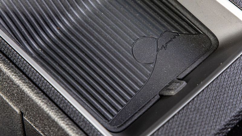 An kleinen Details wie den Mount Fuji auf der Ablage verweist der Micra auf die Herkunft des Herstellers.  (Bild: Nissan/Daniela Loof)