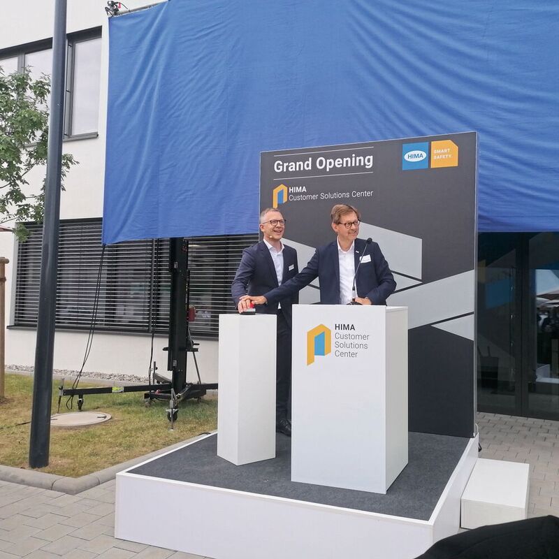 Gleich fällt das Vorhang: CEO Jörg de la Motte  und Geschäftsführender Gesellschafter Steffen Philipp (rechts)  in Aktion bei der Eröffnung des neuen Hima-Customer Solution Centers in Brühl.