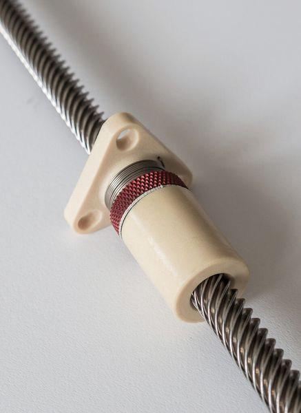 Bild 4: Bei diesem Gewindetrieb mit Gleitmutter aus Kunststoff für Positionier- und Zustellbewegungen sorgt eine integrierte Federvorspannung lebenslang für minimales Umkehrspiel. (Bild: Igus)