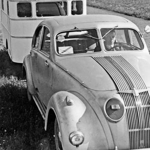 Der Adler 2,5 Liter (Typ 10) der Adlerwerke erschien 1937. Er besitzt einen 6-Zylinder-Reihenmotor und war zu seiner Zeit ein adäquates Zugfahrzeug für einen Wohnwagen.(Bild:  Fritz Berger GmbH)