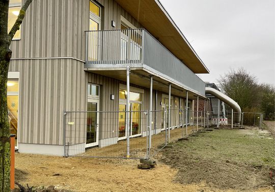 (Westansicht der KiTa mit großzügigem Balkon. Bild: Terhalle Holzbau GmbH)