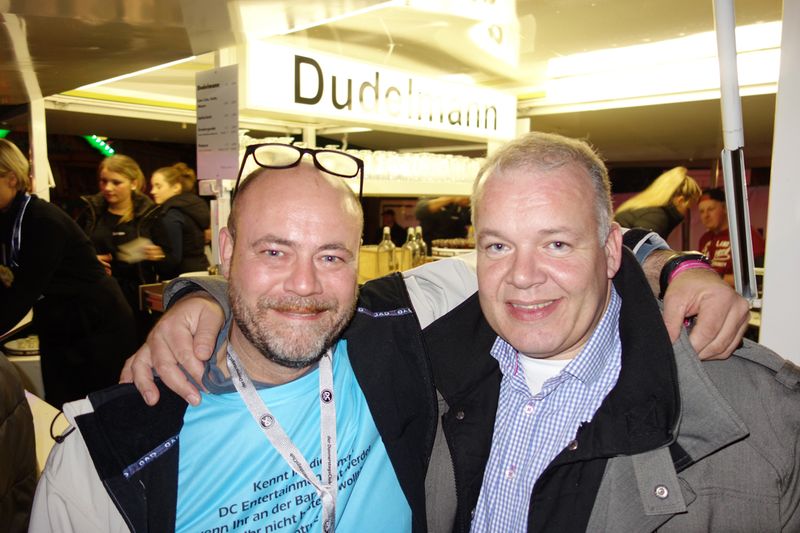 Der Dudelmann ist ein Muss für (l.) Andreas Meinolf, AXA und Dirk Schnieders, MSI. ()