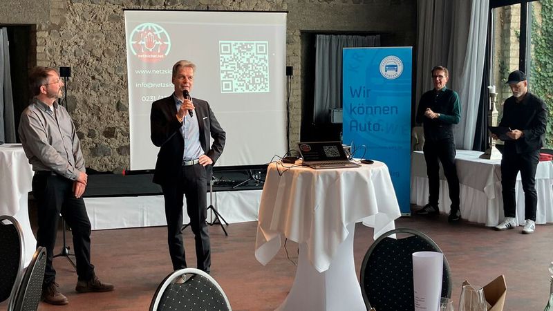 Obermeister Andreas Frank (r.) bedankte sich bei Bjoern Hering, der den Mitgliedern einen Einblick in das Handwerk eines Profi-Hackers bot. Selbst Premiumfahrzeuge lassen sich leicht von Kriminellen öffnen und somit entwenden. (Bild: Doris S. Pfaff  - VCG)