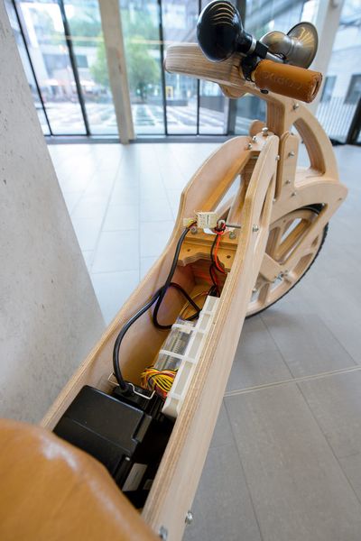 Beim dritten Prototypen sind Mini-Computer, Batterie und Beschleunigungssensor ganz im Holzrahmen verschwunden. (Oliver Dietze / Uni des Saarlandes)
