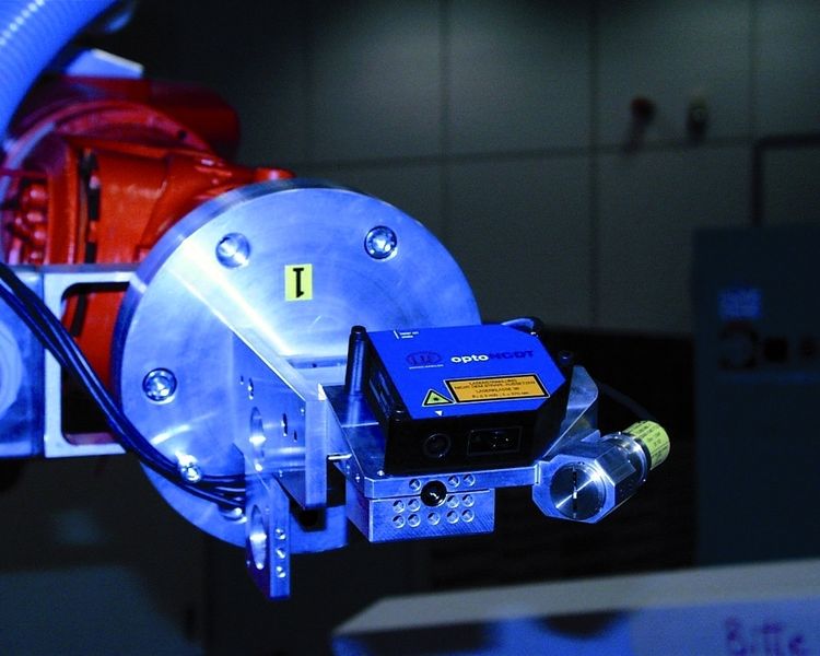 Ein Trend in der Prozessautomatisierung ist die Verbindung von moderner Messtechnik, hier am Beispiel eines optischen Wegsensors, mit der Robotertechnik. Bild: Micro-Epsilon (Archiv: Vogel Business Media)