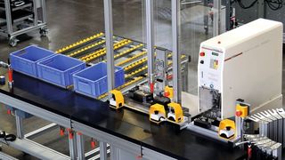 Beispiel eines teilautomatisierten Handmontageplatzes inklusive der Zuführung und einzelner automatischer Prozesse. (Bild: Schnaithmann)