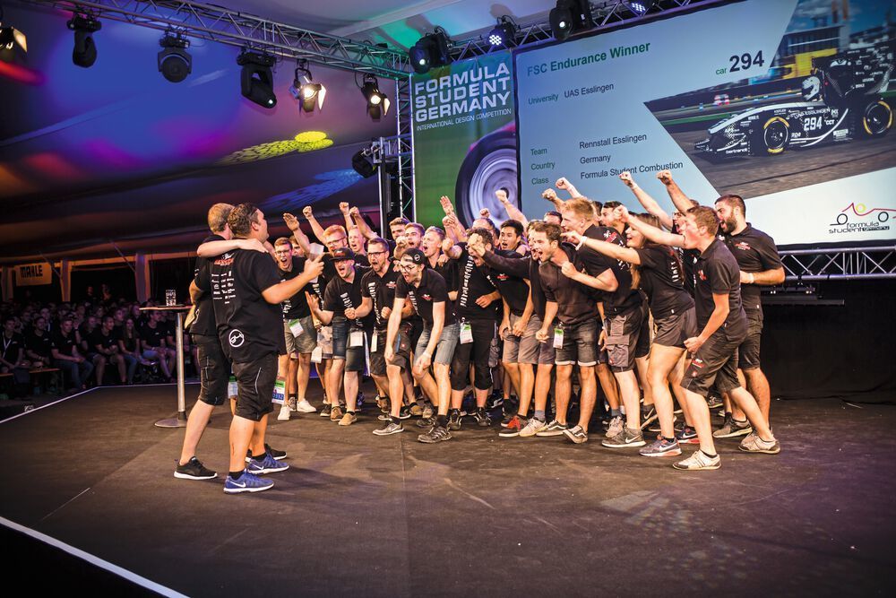 Die Sieger Der Formula Student Germany 2019 Stehen Fest || Bild 5 / 21