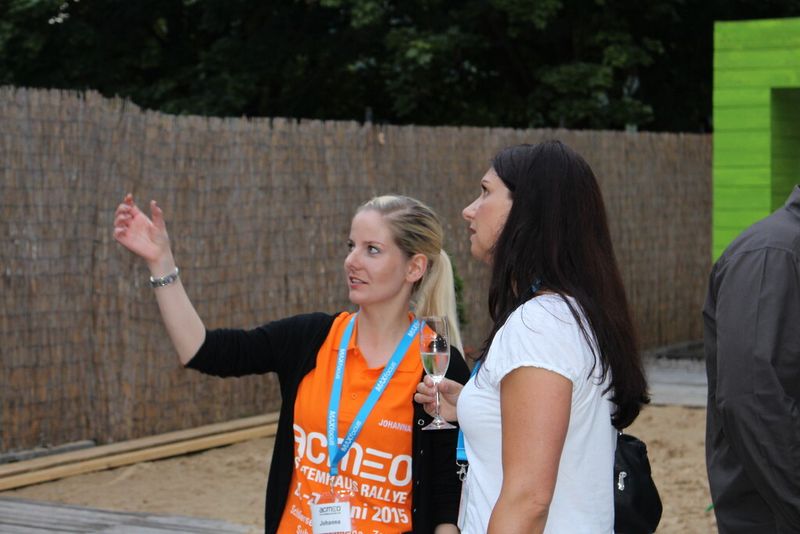 Letzte Abstimmung zur Siegerfeier: Johanna Berends und Denise Hirschfeld. (Bild: Holger Esseling)
