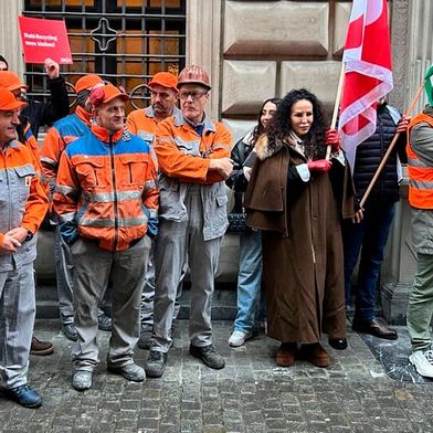 Bei Swiss Steel wird zwar an der Zukunftsfähigkeit gearbeitet, um im stählernen Rennen bleiben zu können, doch gleichzeitig schlagen deshalb die Wellen des Unmuts bei der Tochter DEW in Deutschland hoch ... (Bild: SRF / S. Studer)