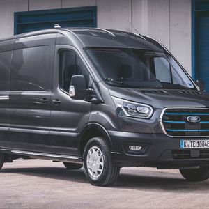Mit 135 kW/184 PS oder 198 kW/269 PS und einer Reichweite von knapp über 300 Kilometern überholt der E-Transit fast alle seiner prominenten Klassenkameraden.(Bild:  Ford)